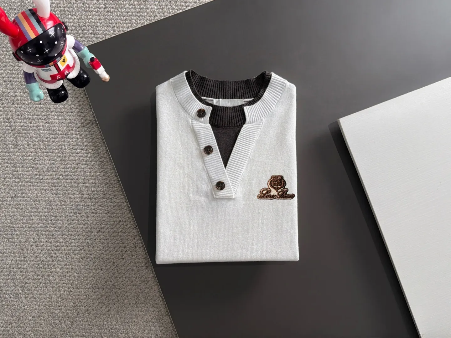 Next day shipping LP 2041 Autumn and Winter latest sweaters from the official website, on sale at the counter at the same time Hot Sale! Specially made of wool blended fabric. It feels comfortable and can be directly in contact with the skin. The logo badge is exquisitely embroidered, which is extremely eye-catching! The details highlight the fashionable charm of big brands. Exquisite workmanship. Three-dimensional cutting style. The wearing effect is invincible and handsome! All three standards are complete! Sizes:M-3XL